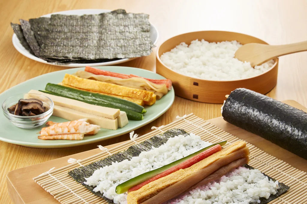 Wie man Maki Sushi mit der Bambusmatte aufrollt