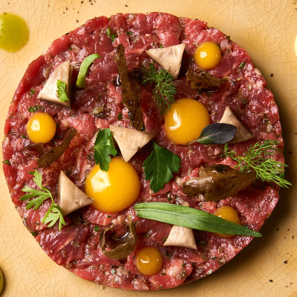 Rindfleisch-Tartar mit Eigelb