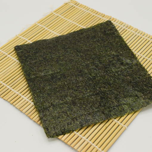 Noriblatt auf Bambusmatte für Sushi