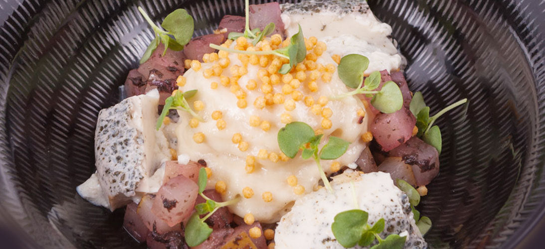 SHISO TOFU mit NASHI BIRNEN-RAGOUT, YUZU-SCHAUM und GEPUFFTEM REIS
