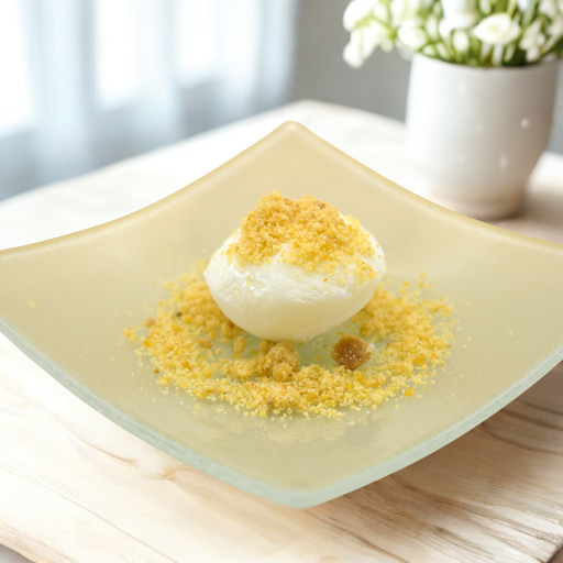 Vanille Mochi Eis mit salzigen Karamell Crumbles