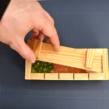 Load image into Gallery viewer, Gespresste Oshi Sushi Deckel auf Holzform
