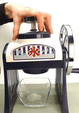 Load image into Gallery viewer, Kakigori Shaved Ice Maschine Device_01

