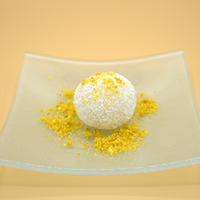 Lade das Bild in den Galerie-Viewer, Kokos Mochi Eis mit exotischen Frucht Crumbles
