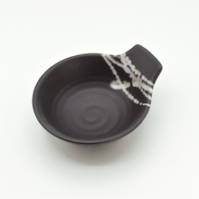 Load image into Gallery viewer, Japanische Bowl Tengu mit Griff schwarz
