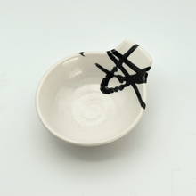 Lade das Bild in den Galerie-Viewer, Japanische Bowl Tengu mit Griff weiss
